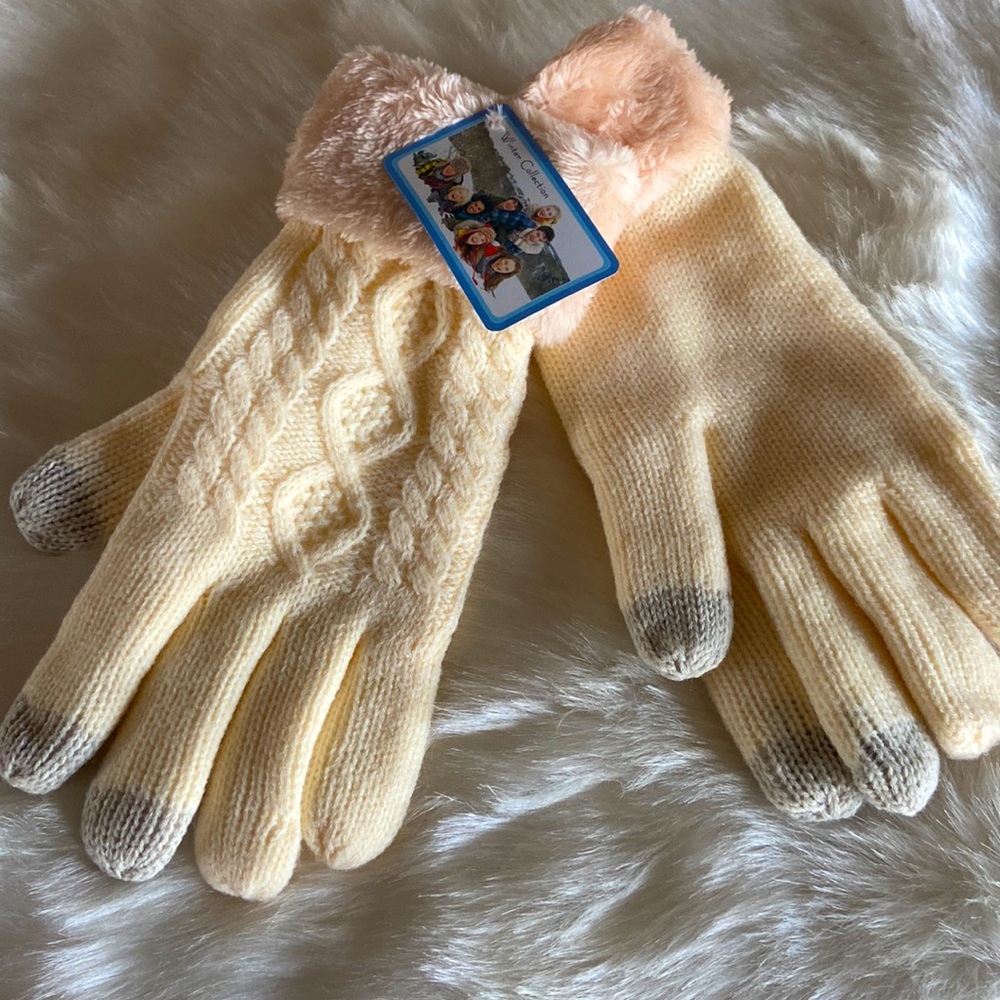 🆕 Vanilla cable-knit Sherpa touch screen gloves.